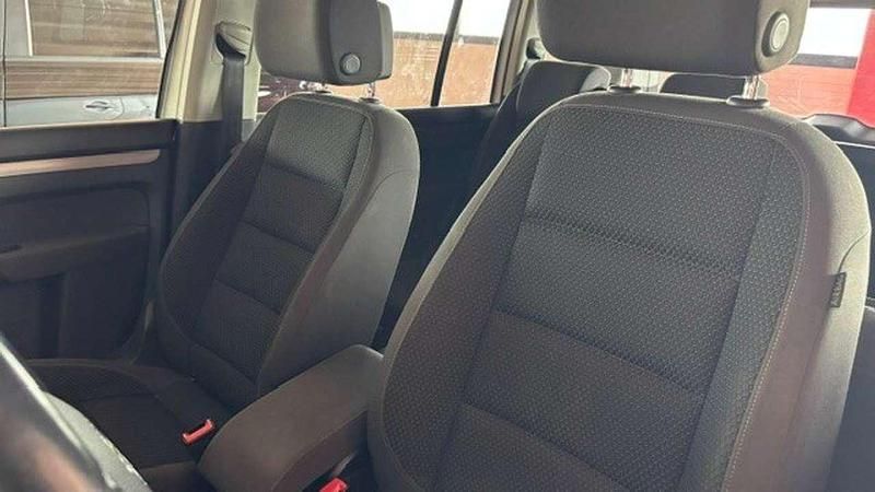 Begagnad VW Touran Comfortline 105 HK (77 kW) 2015 Grå Minibuss