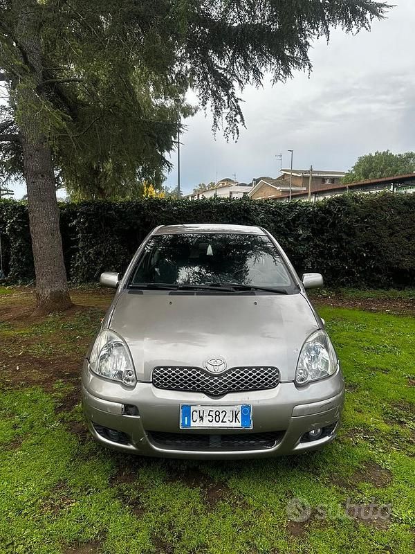 Usata Toyota Yaris Sol 69 CV (50 kW) 2005 Marrone Berlina