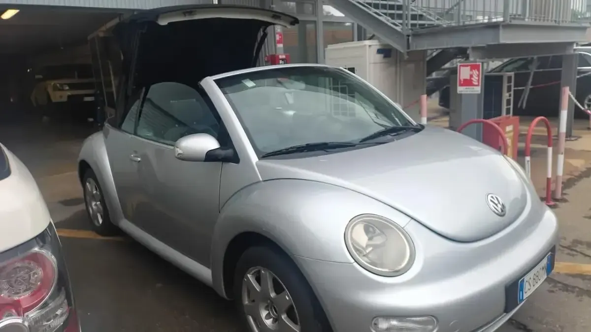 Usata VW New Beetle 101 CV (74 kW) 2004 Argento Utilitaria