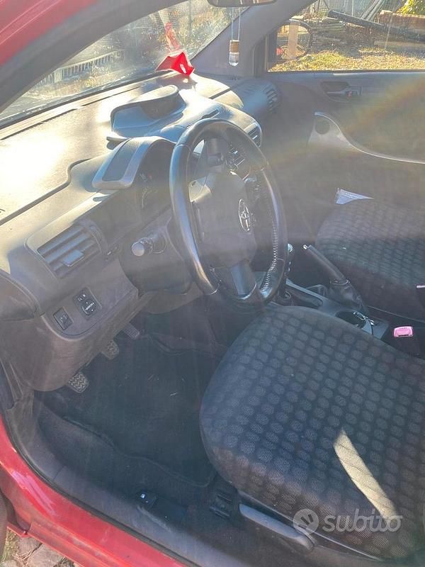 Rosso Usata 2009 Toyota iQ Due volumi | 4500 € - Immagine 1/4