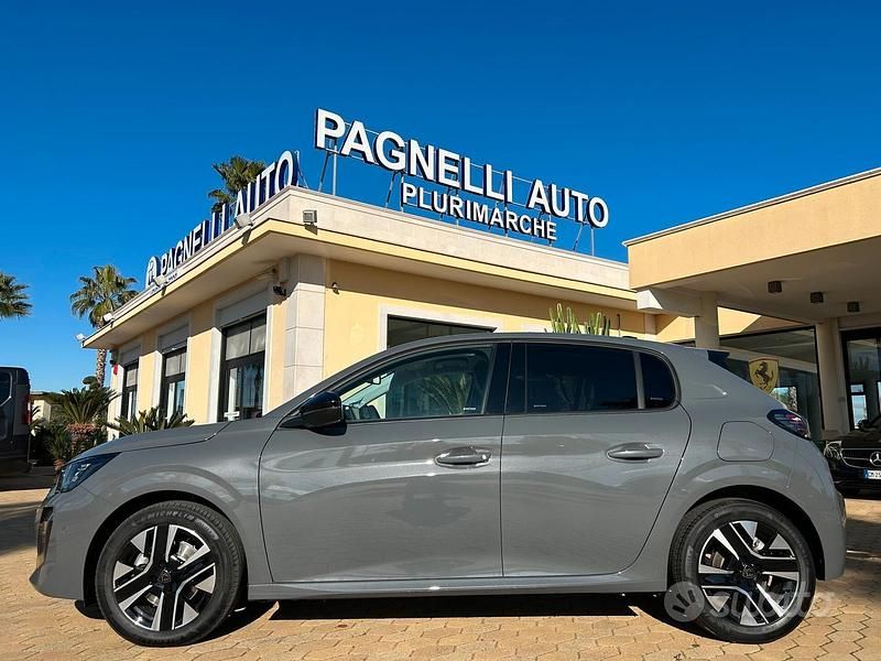 Usata Peugeot 208 Allure 101 CV (74 kW) 2024 Grigio Utilitaria