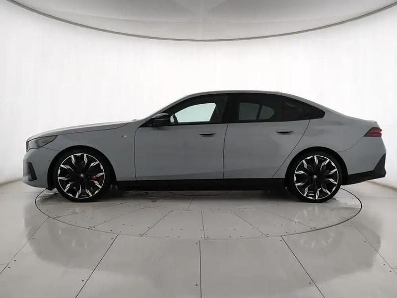 Usata BMW i5 Comfort Edition 442 kW (601 CV) 2023 Brooklyn grey Berlina