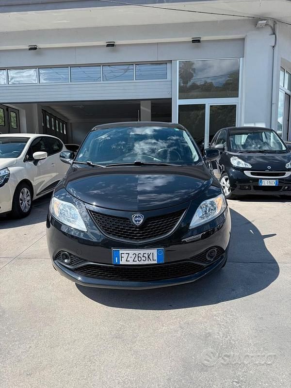 Usata Lancia Ypsilon Gold 69 CV (50 kW) 2019 Nero Utilitaria