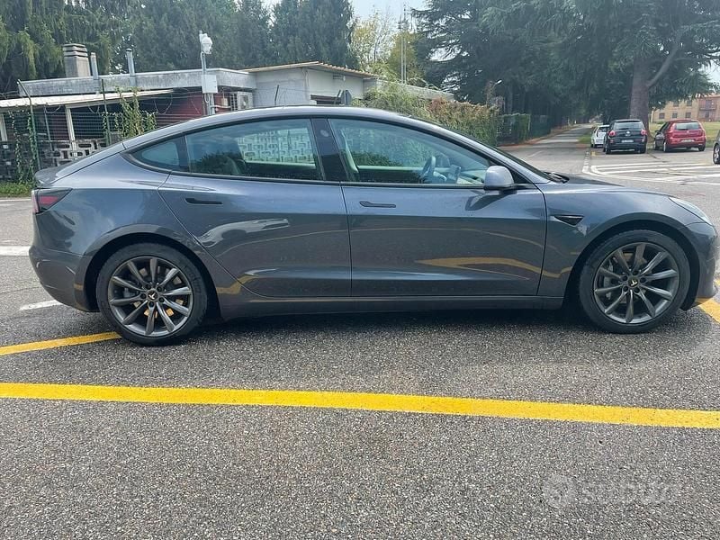 Grigio Usata 2020 Tesla Model 3 Long Range AWD Tre volumi | 22.500 € (Buon prezzo) - Immagine 1/4