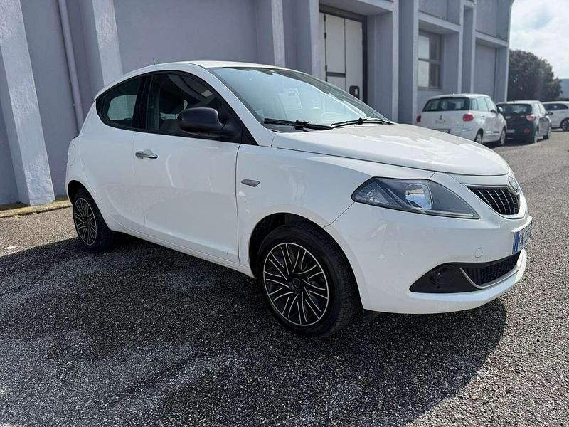 Usata Lancia Ypsilon Gold 69 CV (50 kW) 2022 Bianco pastello Utilitaria
