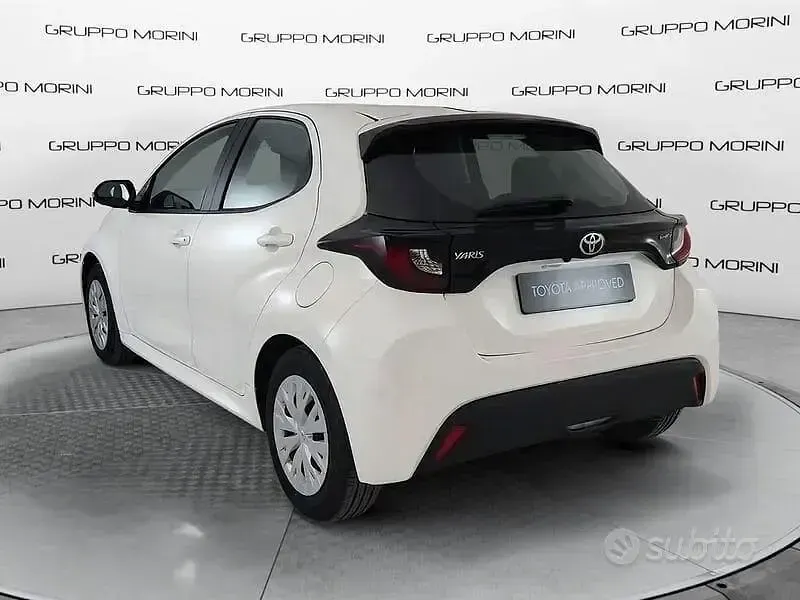 Usata Toyota Yaris Hybrid Active 116 CV (85 kW) 2025 Bianco Berlina