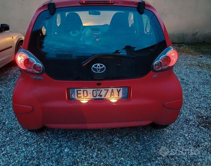 Usata Toyota Aygo 68 CV (50 kW) 2010 Rosso Utilitaria