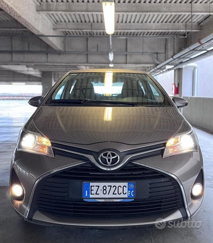 Usata Toyota Yaris Active 69 CV (50 kW) 2015 Grigio Utilitaria