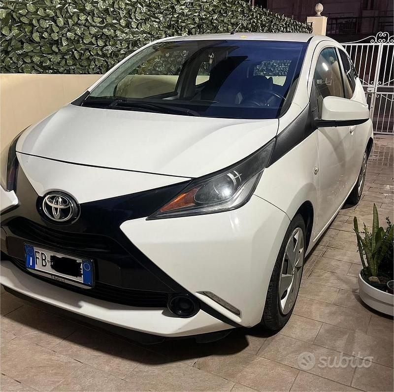 Usata Toyota Aygo 69 CV (50 kW) 2015 Bianco Utilitaria