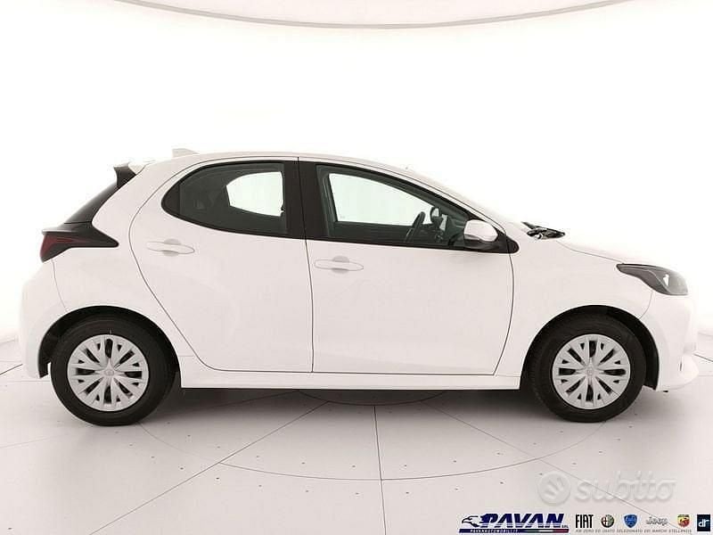 Usata Toyota Yaris Hybrid Business Edition 116 CV (85 kW) 2023 Bianco Berlina