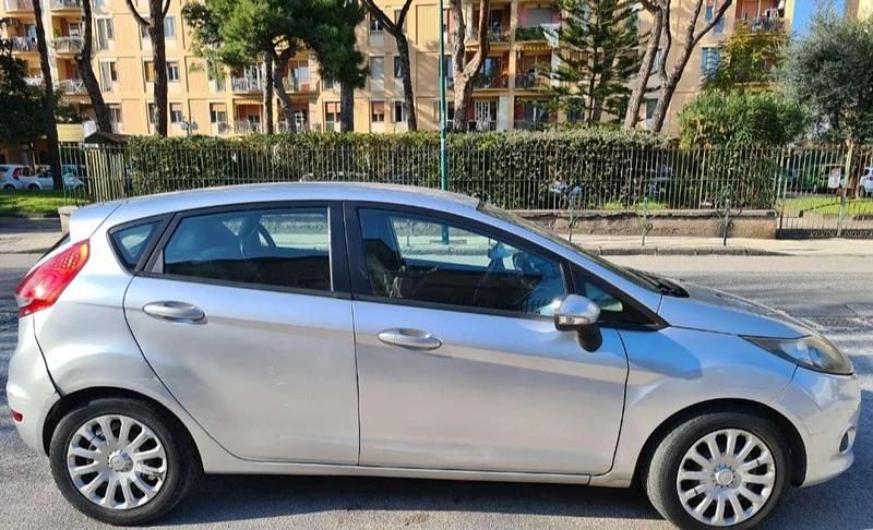 Usata Ford Fiesta 82 CV (60 kW) 2009 Argento Berlina