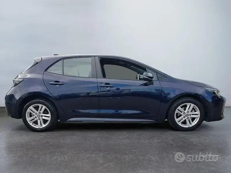 Usata Toyota Corolla Active 122 CV (89 kW) 2022 Blu/azzurro Berlina
