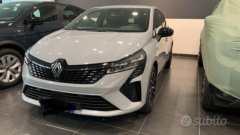 Usata Renault Clio V Techno 100 CV (73 kW) 2024 Grigio Berlina
