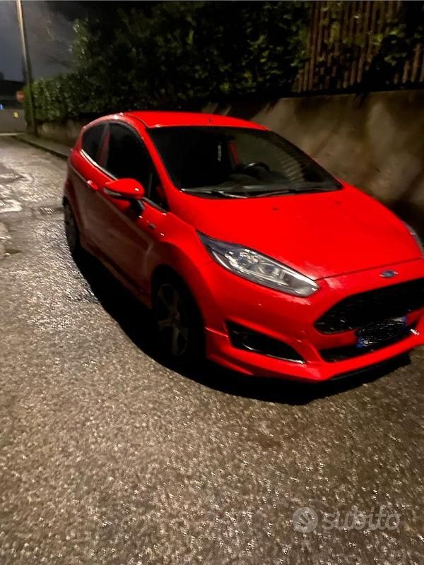Usata Ford Fiesta ST-Line 95 CV (69 kW) 2016 Rosso Utilitaria