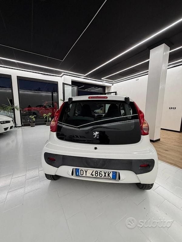 Usata Peugeot 107 68 CV (50 kW) 2010 Bianco Utilitaria