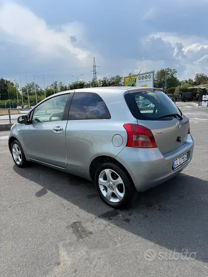 Usata Toyota Yaris Sol 69 CV (50 kW) 2006 Grigio Berlina