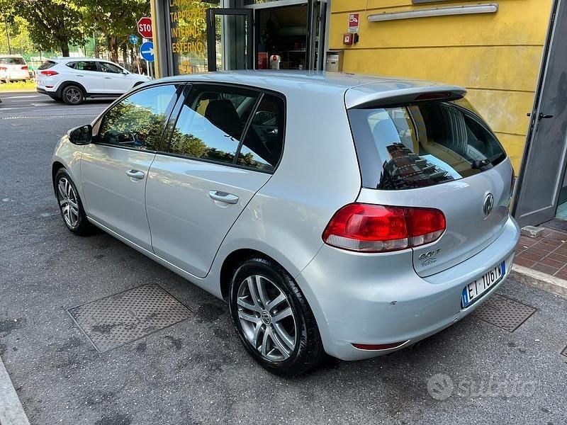 Usata VW Golf VI Comfortline 105 CV (77 kW) 2011 Argento Utilitaria