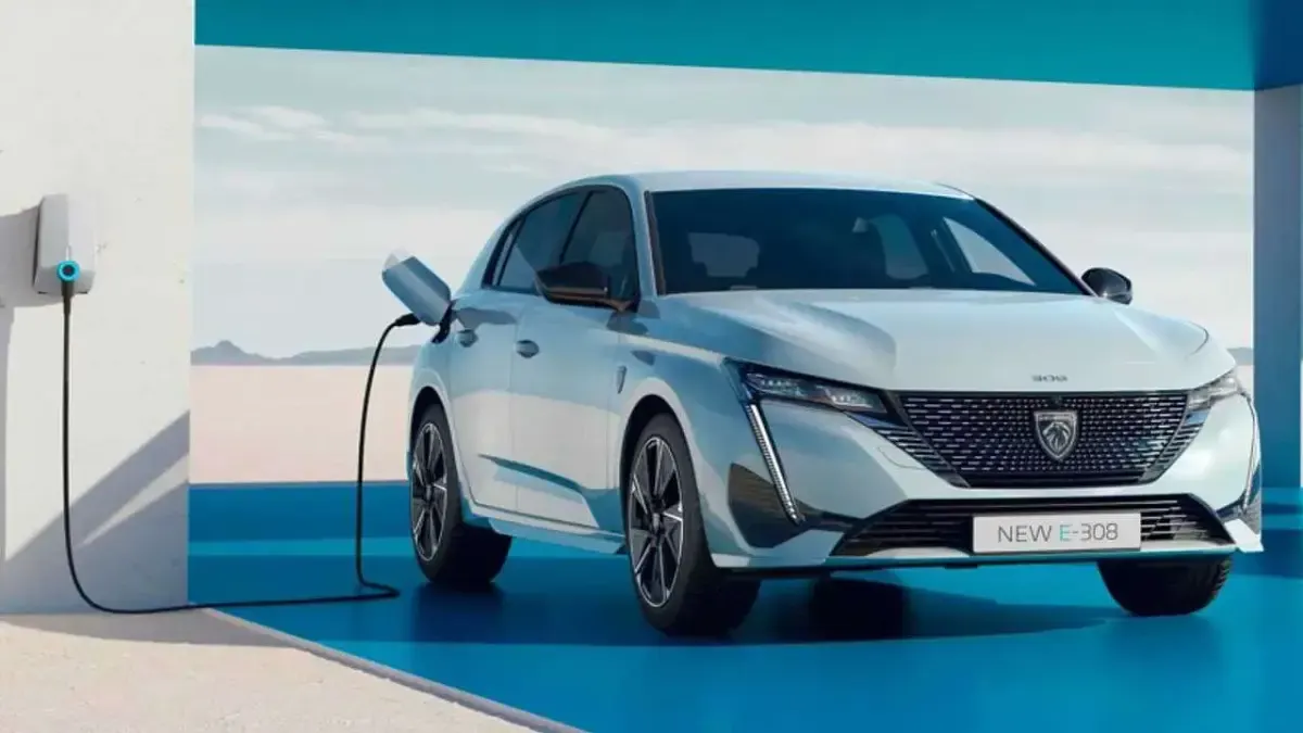 Nuova Peugeot e-308 Allure 61 kW (84 CV) 2026 Argento Utilitaria
