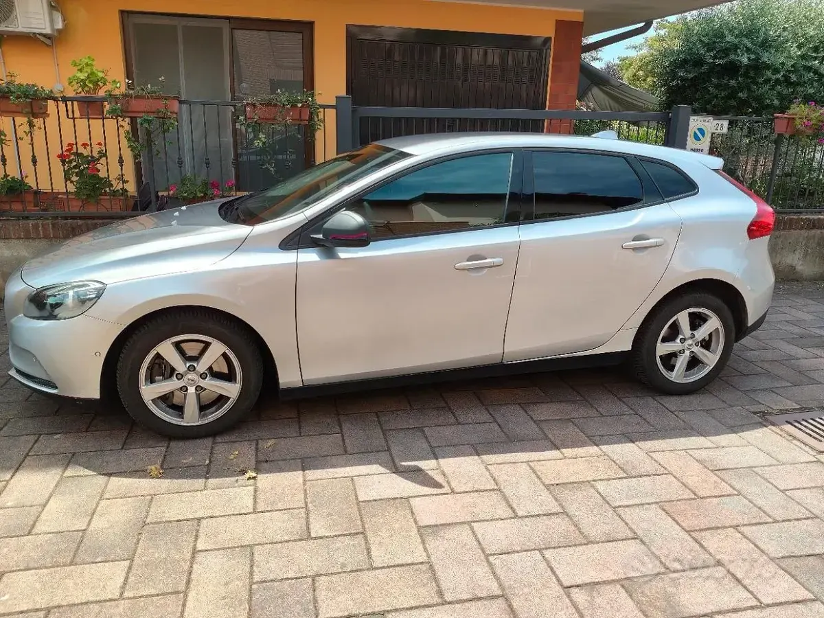 Usata Volvo V40 120 CV (88 kW) 2018 Grigio Berlina