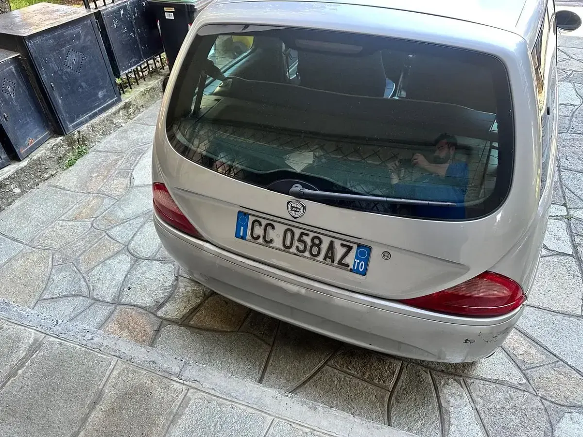 Usata Lancia Ypsilon 60 CV (44 kW) 2002 Grigio Utilitaria