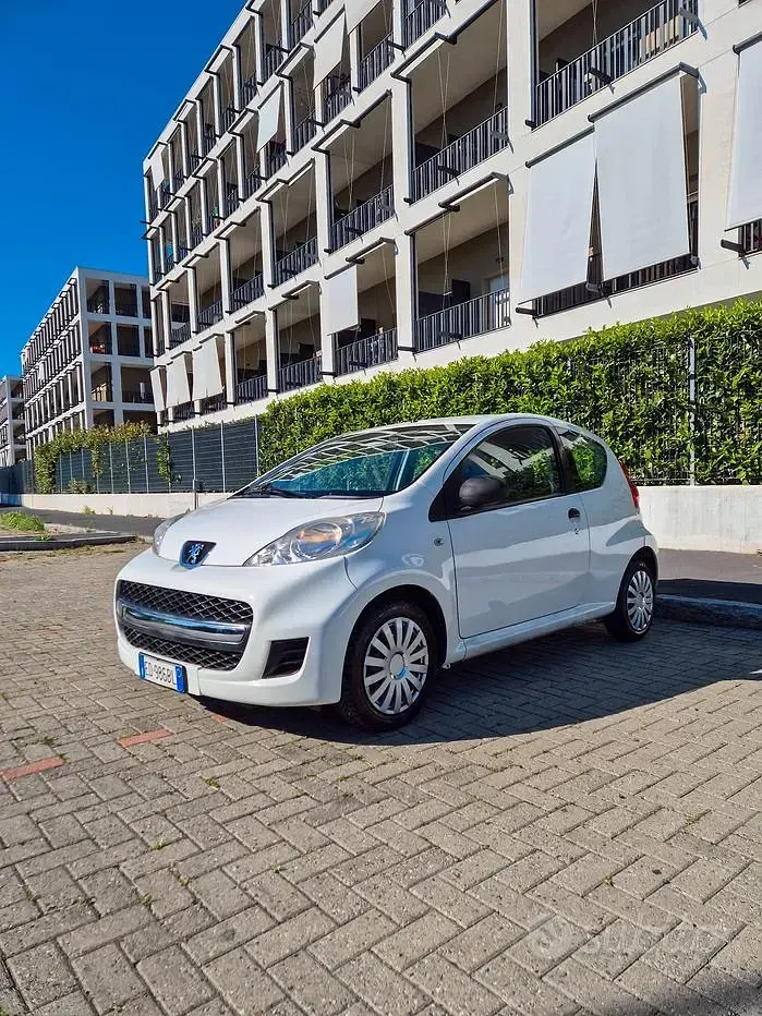 Usata Peugeot 107 68 CV (50 kW) 2011 Bianco Utilitaria
