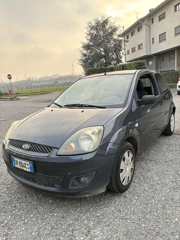Usata Ford Fiesta Titanium 75 CV (55 kW) 2008 Grigio Utilitaria