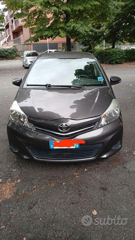 Usata Toyota Yaris Lounge 69 CV (50 kW) 2012 Grigio Utilitaria