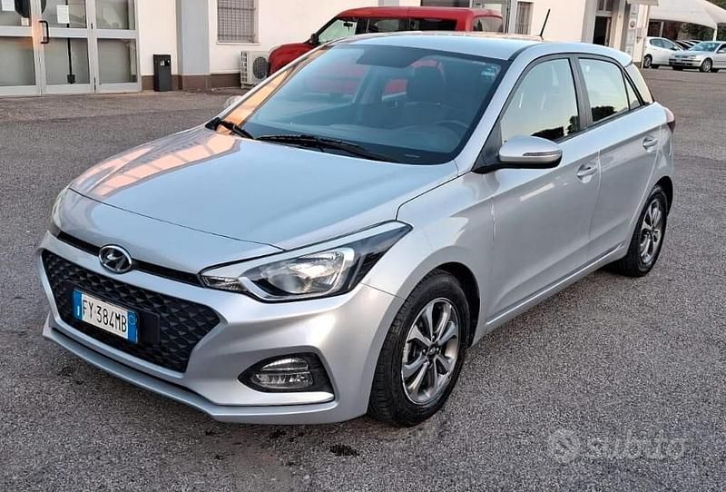 Argento Usata 2019 Hyundai i20 Tre volumi | 9500 € (Buon prezzo) - Immagine 1/4