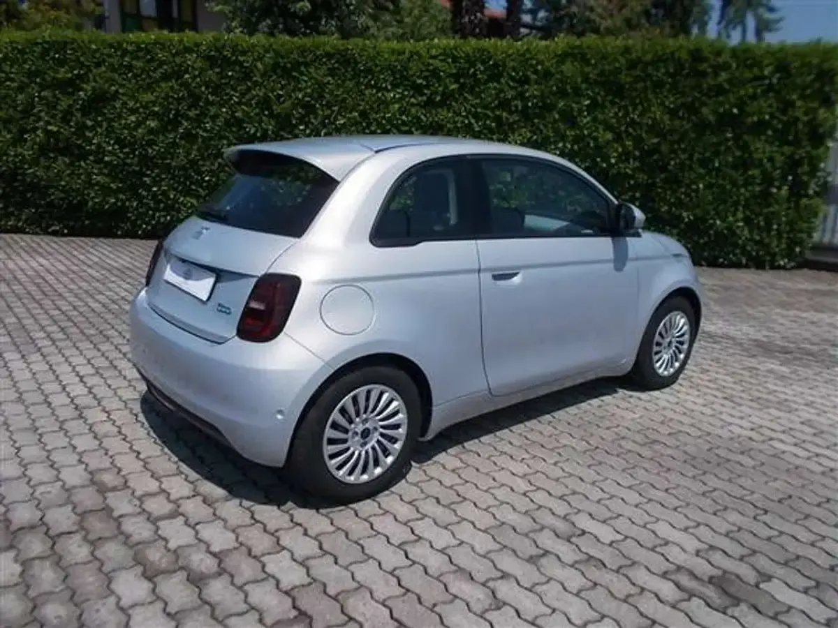 Usata Fiat 500e Tech 42 kW (58 CV) 2025 Celestial blue Utilitaria