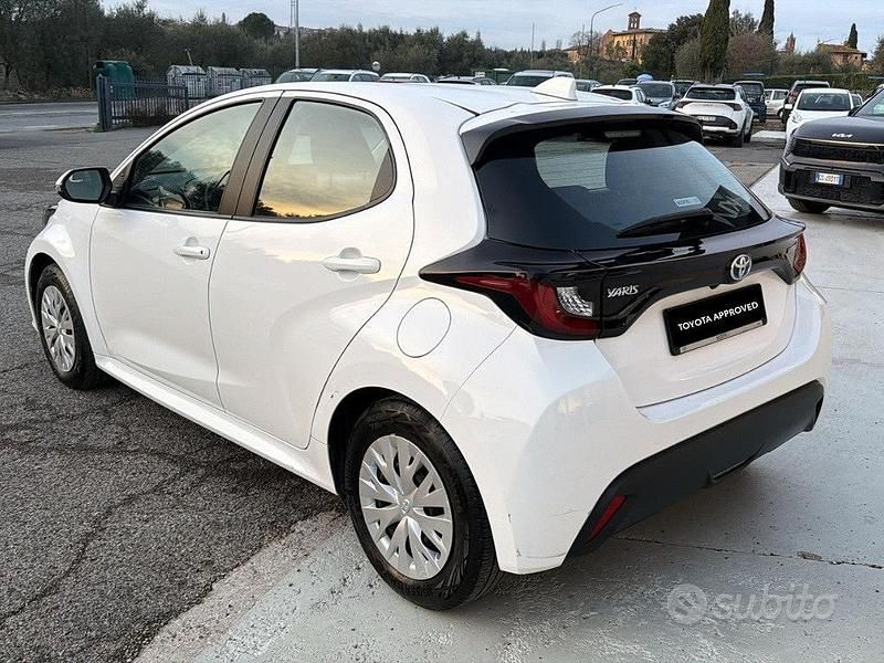 Usata Toyota Yaris Hybrid Active 92 CV (67 kW) 2023 Bianco Berlina