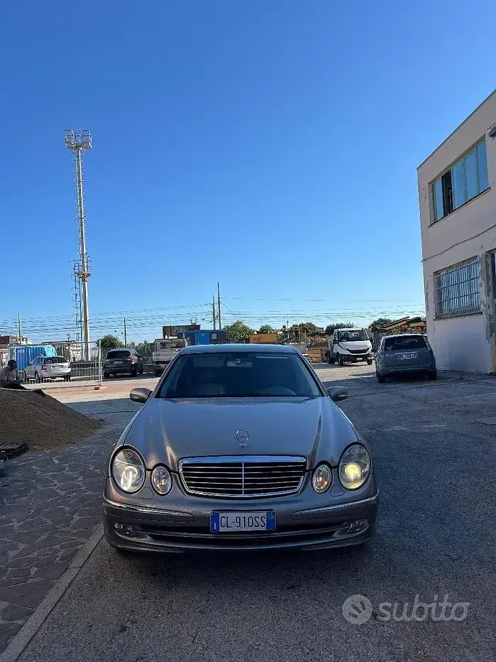 Usata Mercedes E200 177 CV (130 kW) 2004 Grigio Berlina