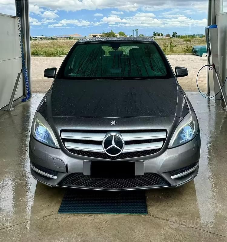 Usata Mercedes B180 109 CV (80 kW) 2012 Grigio Monovolume
