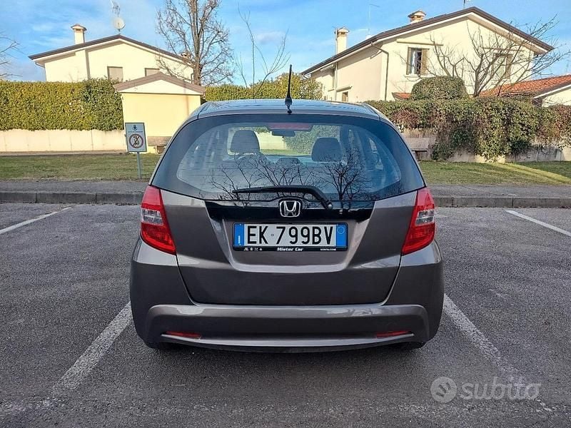 Usata Honda Jazz 90 CV (66 kW) 2011 Grigio Utilitaria