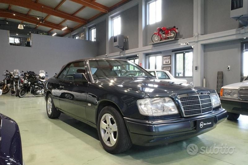 Usata Mercedes E200 136 CV (100 kW) 1996 Blu Cabrio