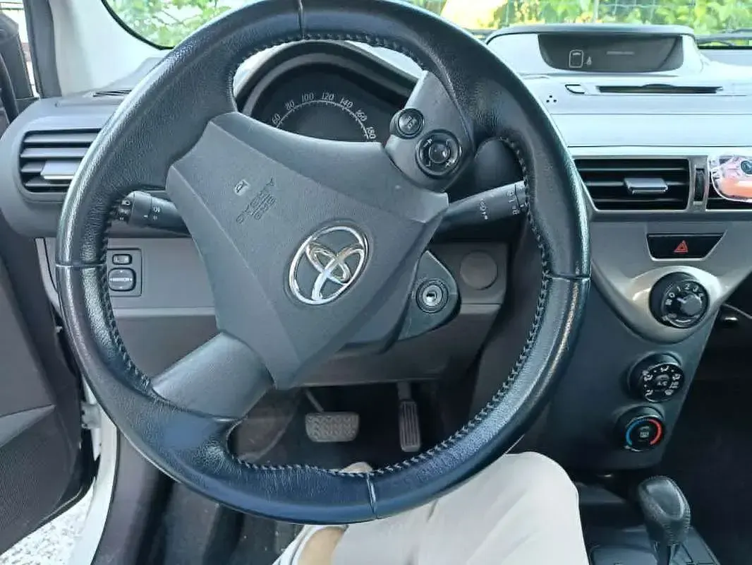 Usata Toyota iQ 68 CV (50 kW) 2009 Bianco Utilitaria