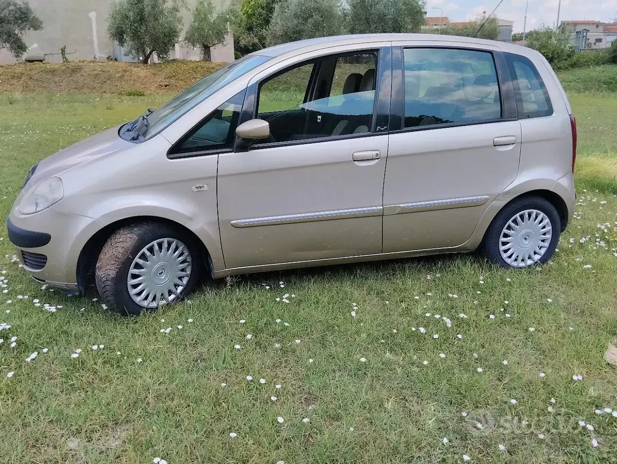Usata Lancia Musa 95 CV (69 kW) 2006 Giallo Monovolume