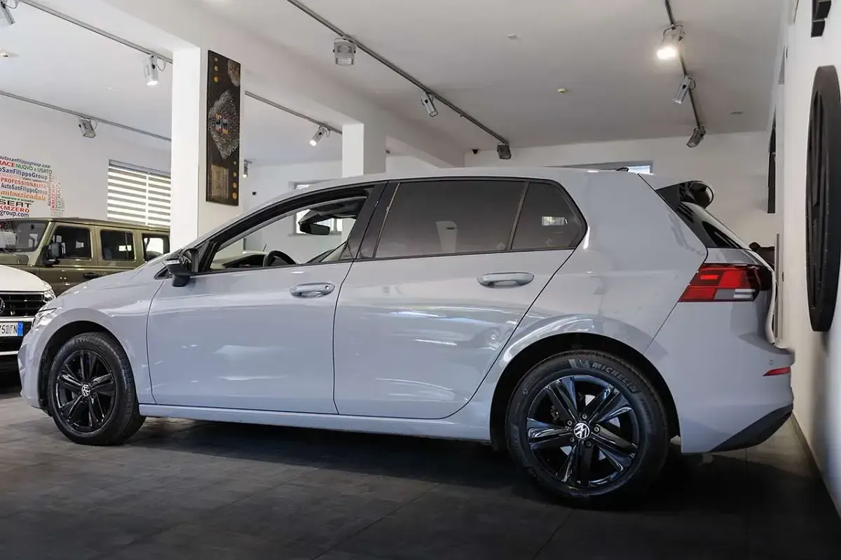 Usata VW Golf VIII Life 116 CV (85 kW) 2024 Moonstone grey Berlina