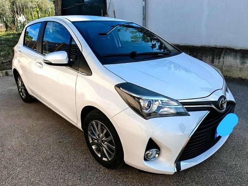Bianco Usata 2016 Toyota Yaris Cool Tre volumi | 8900 € (Buon prezzo) - Immagine 1/4