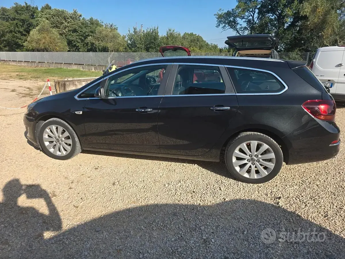 Usata Opel Astra 140 CV (102 kW) 2014 Nero Station wagon