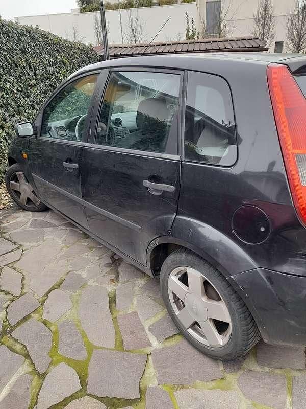 Usata Ford Fiesta 75 CV (55 kW) 2003 Nero Utilitaria