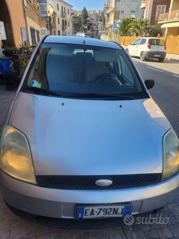 Usata Ford Fiesta 58 CV (42 kW) 2004 Grigio Utilitaria