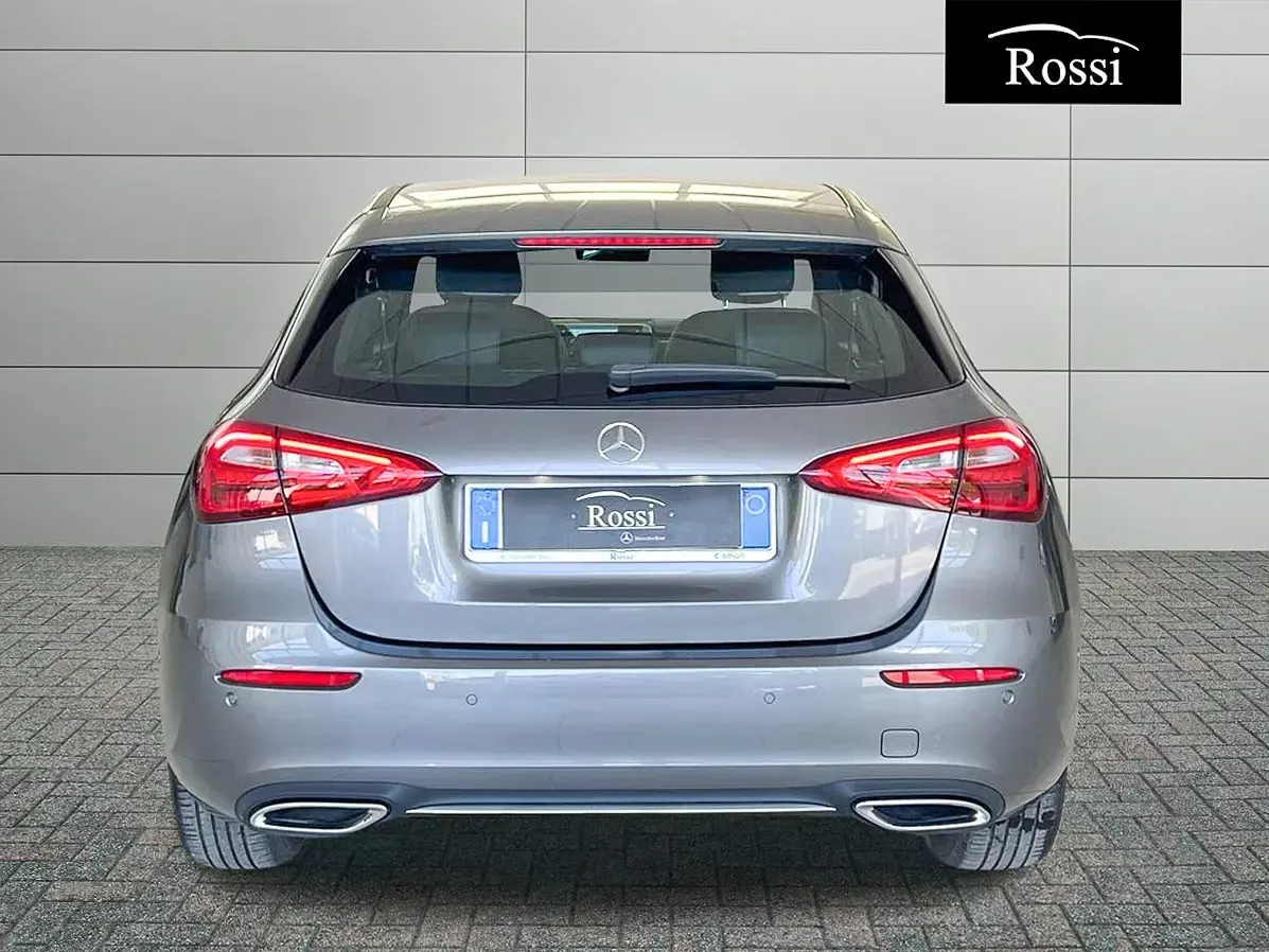 Usado Mercedes A180 Sport 116 HP (85 kW) 2018 Cinzento Sedan