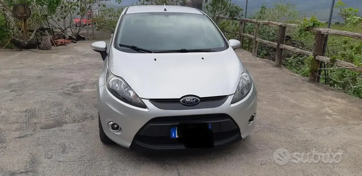 Usata Ford Fiesta 70 CV (51 kW) 2012 Grigio Utilitaria