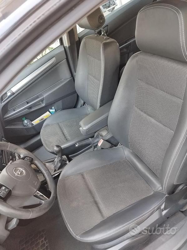 Usata Opel Astra 101 CV (74 kW) 2008 Nero Berlina