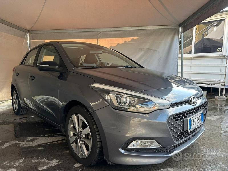 Usata Hyundai i20 Style 74 CV (54 kW) 2015 Grigio Berlina