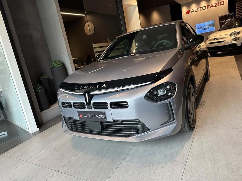 Usata Lancia Ypsilon 101 CV (74 kW) 2024 Grigio Utilitaria