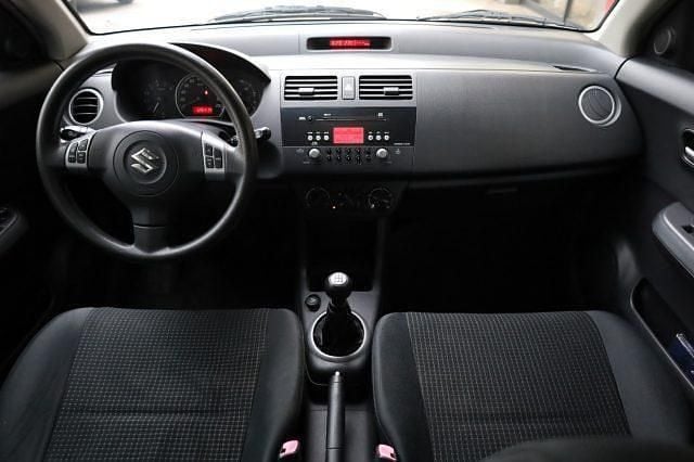 Usata Suzuki Swift 93 CV (68 kW) 2005 Rosso / pastello Utilitaria