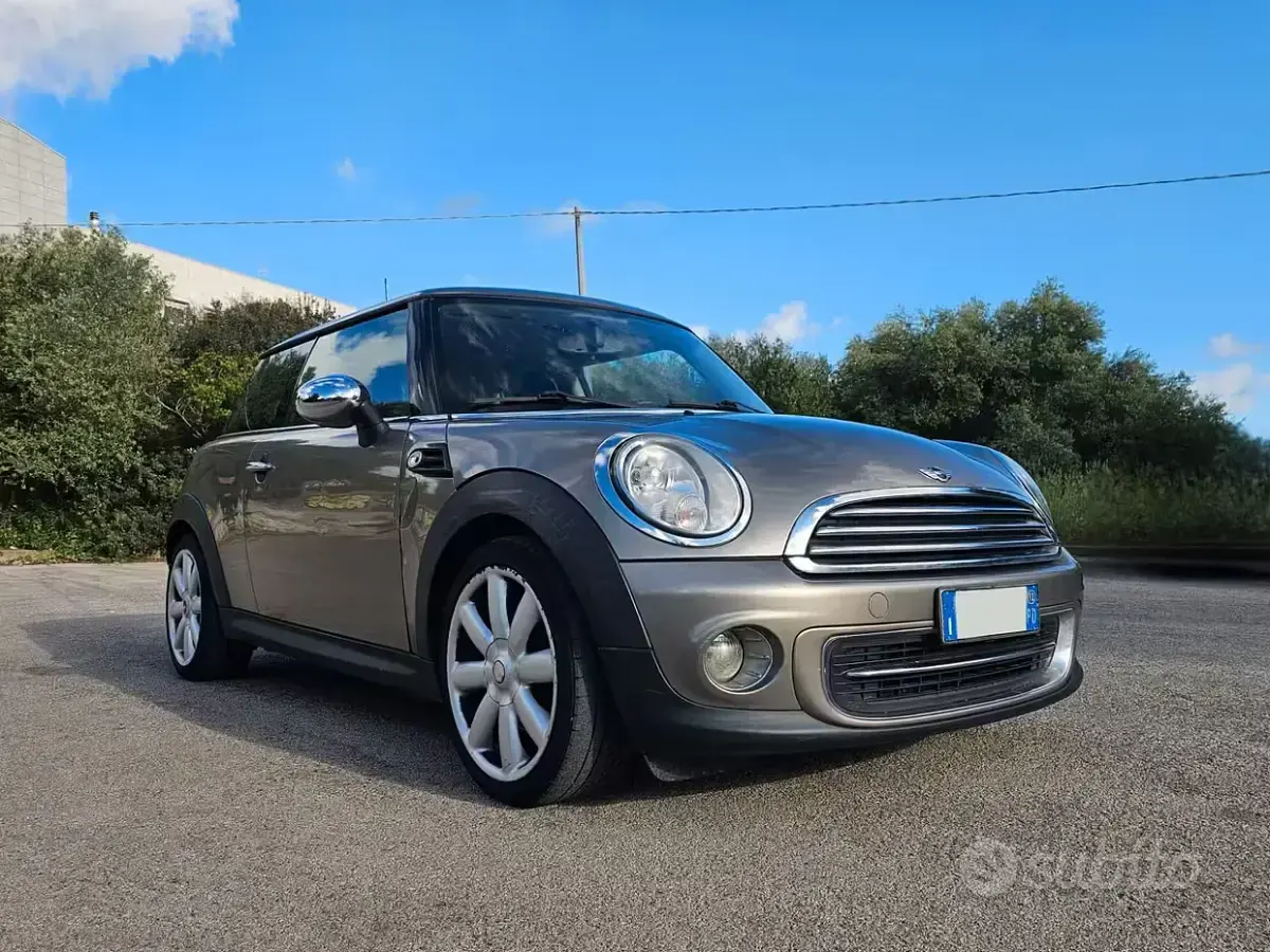 Usata Mini Cooper 122 CV (89 kW) 2012 Marrone Utilitaria