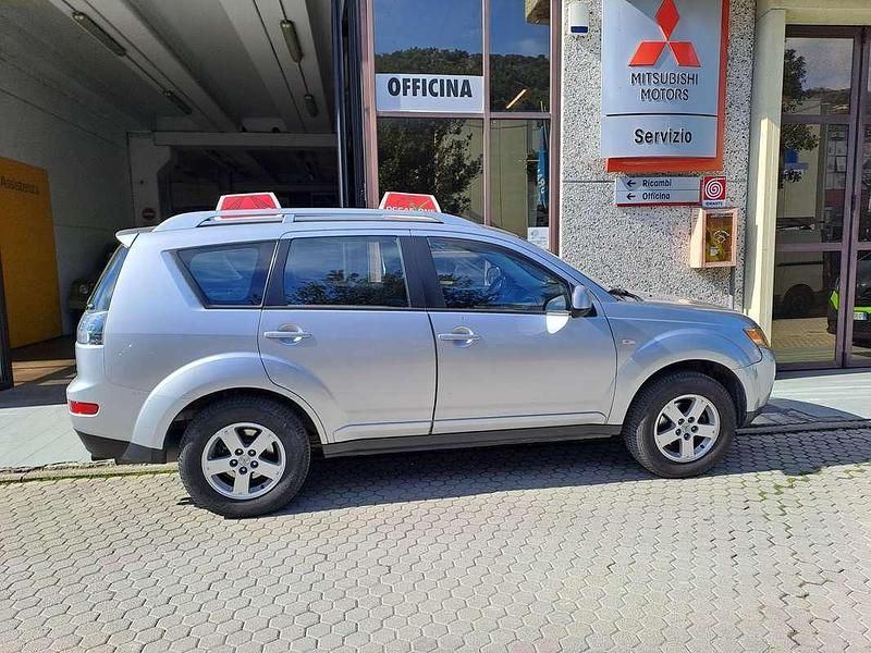 Usata Mitsubishi Outlander Invite 140 CV (102 kW) 2008 Argento SUV