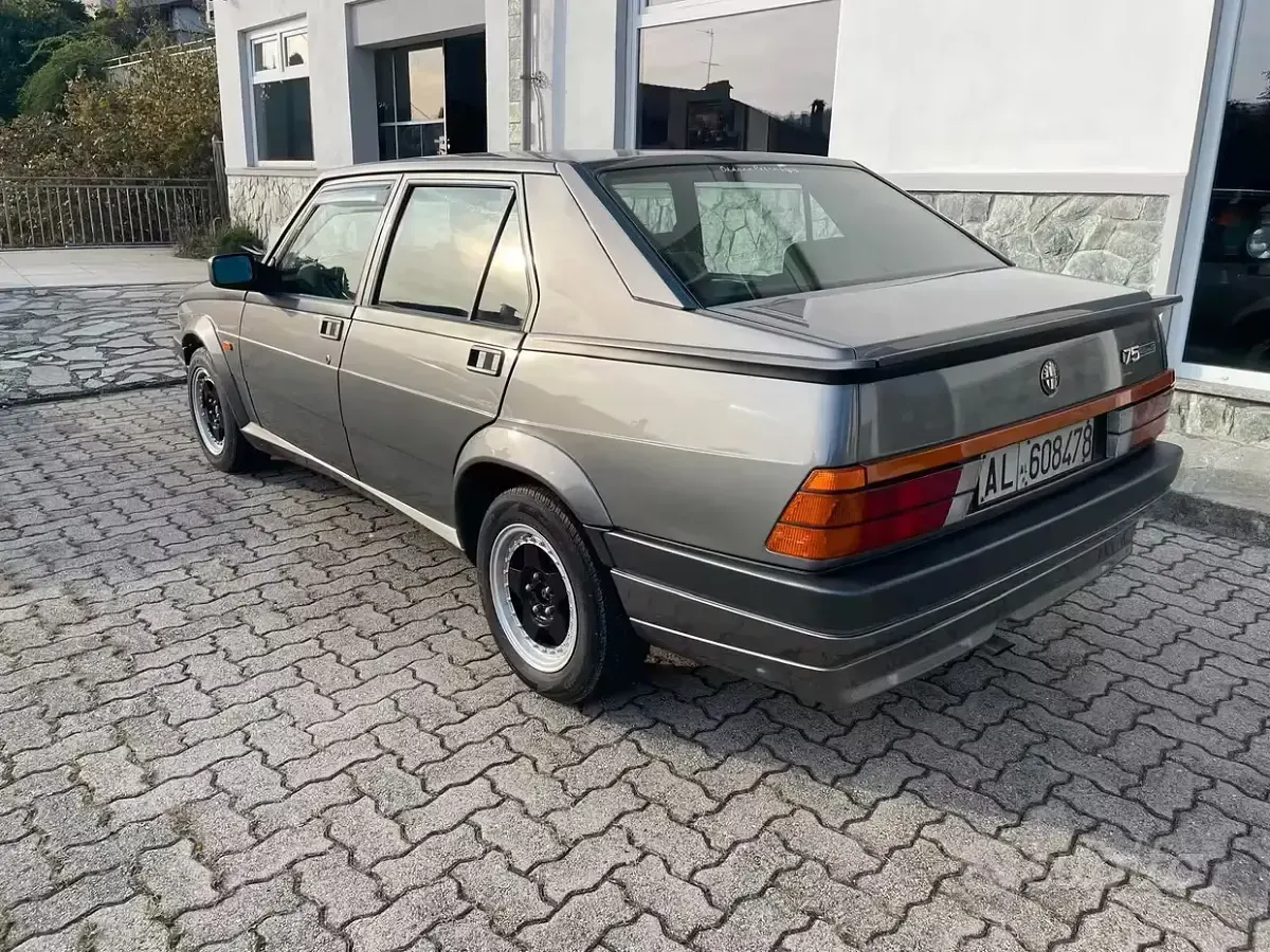 Usata Alfa Romeo 75 150 CV (110 kW) 1988 Grigio Berlina